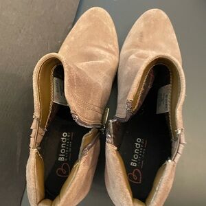 Blondo Women's Tan Suede Ankle Boots